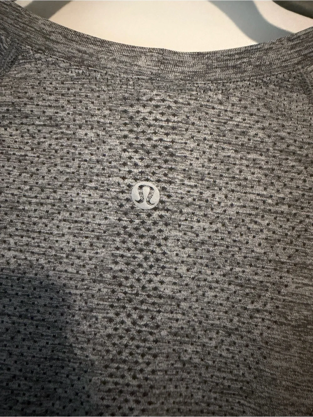 Women’s Lululemon Gray Swiftly Tech Short Sleeve 2.0 Hip Length Size 6